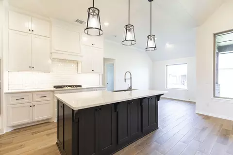 Kitchen - 932 Hydrangea Way, Edmond, OK 73034 photo 5 of 19