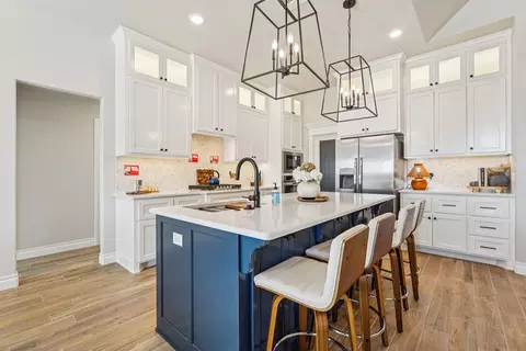 Kitchen - 932 Hydrangea Way, Edmond, OK 73034 photo 7 of 23