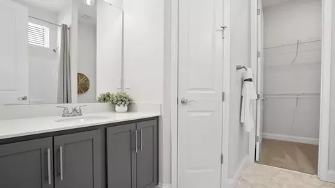 Bath - 1017 Alder Pond Dr, Campobello, SC 29322 photo 2 of 5