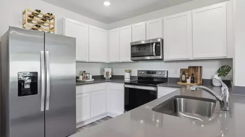Kitchen - 4982 Eagle Rock Dr, Wimauma, FL 33598 photo 4 of 6