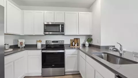 Kitchen - 4982 Eagle Rock Dr, Wimauma, FL 33598 photo 3 of 6