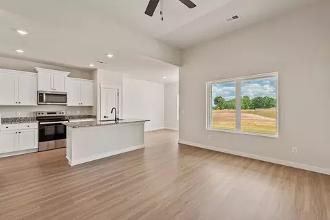 Living - 1012 Mossy Oak Dr, Moore, SC 29369 photo 3 of 7