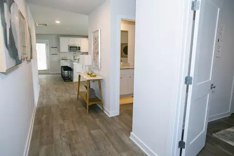 Entry Way - 121 Shenandoah Ln, Lagrange, GA 30241 photo 2 of 9