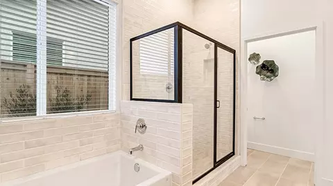 Bath - 8409 Ponderosa Ave, Shafter, CA 93263 photo 1 of 5
