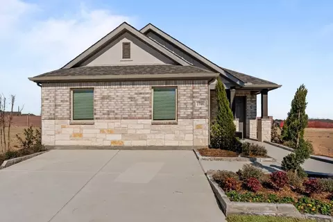Exterior - 2101 Paradise Valley Dr, Mesquite, TX 75149 photo 2 of 10