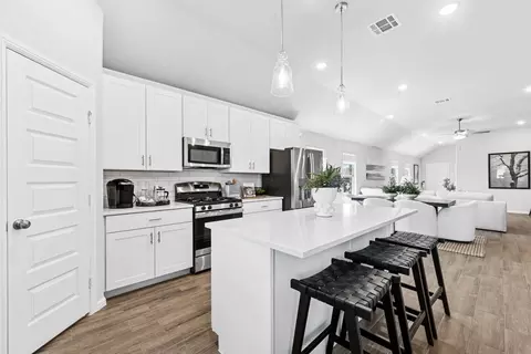 Kitchen - 2101 Paradise Valley Dr, Mesquite, TX 75149 photo 2 of 3