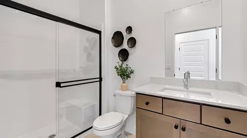 Bath - 879 Peters Rd S, Madera, CA 93636 photo 2 of 4