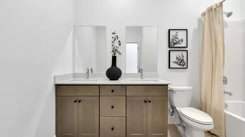 Bath - 879 Peters Rd S, Madera, CA 93636 photo 3 of 4