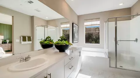 Bath - 327 Grand Sky Ln, Perris, CA 92570 photo 2 of 4