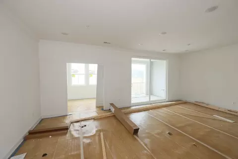 Living - 715 Iron Forge Rd UNIT D, Frederick, MD 21702 photo 2 of 3
