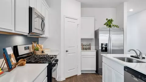 Kitchen - 116 Caddo Bnd, Kyle, TX 78640 photo 6 of 8