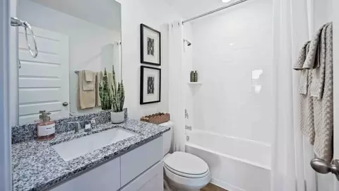 Bath - 6237 Weezy Willow Ln, Houston, TX 77048 photo 2 of 2