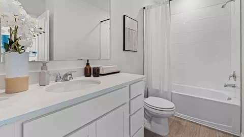 Bath - 3545 Chroma St, Orlando, FL 32824 photo 3 of 4