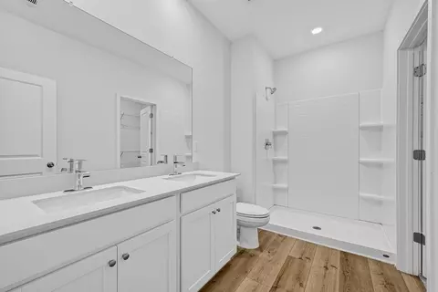 Bath - 312 Mahan Dr, Perry, GA 31069 photo 1 of 3