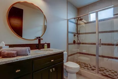 Bath - Jeremiah Ct, Hickory, NC 28601 photo 2 of 7