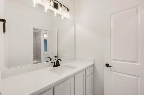 Bath - 237 Sweetwater Dr, Commerce, TX 75428 photo 5 of 6