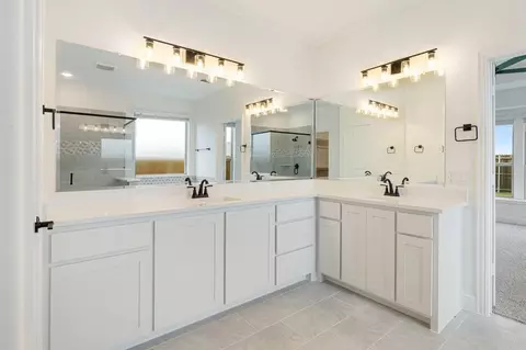 Bath - 237 Sweetwater Dr, Commerce, TX 75428 photo 1 of 6