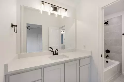 Bath - 237 Sweetwater Dr, Commerce, TX 75428 photo 4 of 6