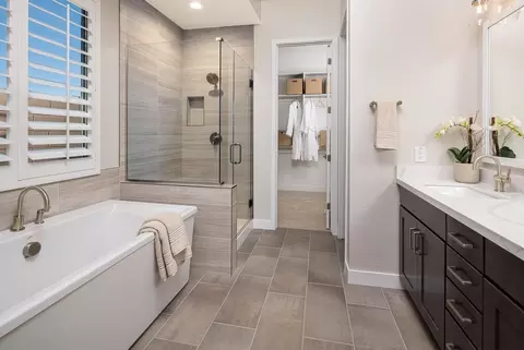 Bath - 1640 E Dew Drop Trl, Phoenix, AZ 85085 photo 3 of 4