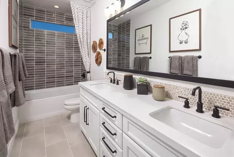 Bath - 1640 E Dew Drop Trl, Phoenix, AZ 85085 photo 2 of 4