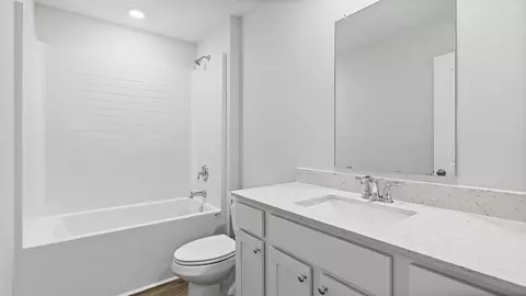 Bath - 3116 Knotts Dr, Montgomery, AL 36116 photo 2 of 8