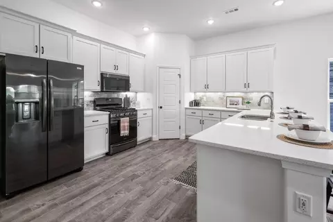 Kitchen - 805 Klenc Rd, Springdale, AR 72762 photo 9 of 10