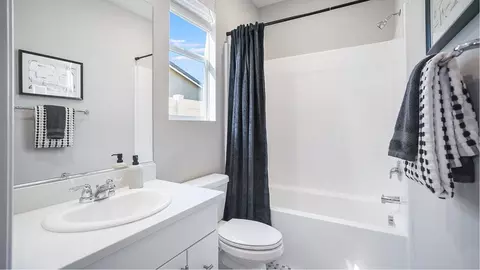 Bath - 17286 Cascade Ct, Hesperia, CA 92345 photo 3 of 4