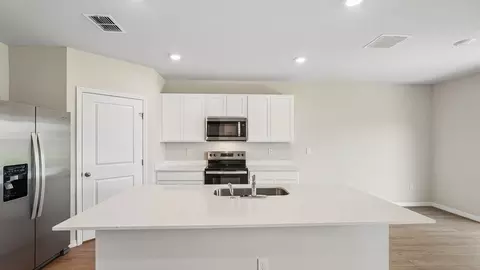 Kitchen - 10422 Charlotte Dr, Parrish, FL 34219 photo 2 of 3