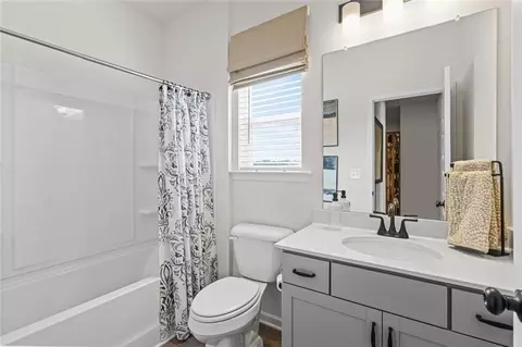 Bath - 740 Trinity Dr, Auburn, GA 30011 photo 2 of 8