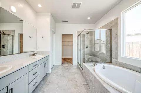 Bath - 967 Talus Way S, Madera, CA 93636 photo 3 of 3