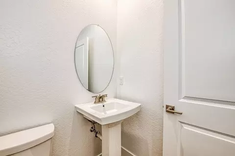 Bath - 967 Talus Way S, Madera, CA 93636 photo 1 of 3