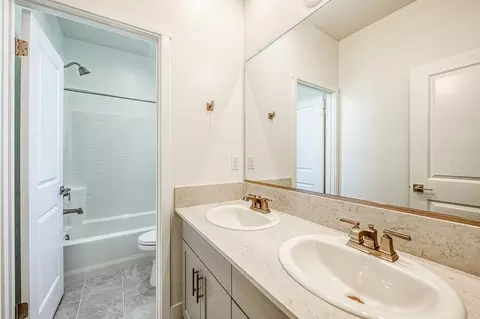 Bath - 967 Talus Way S, Madera, CA 93636 photo 2 of 3