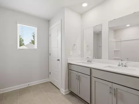 Bath - 913 Appalachian Dr, Moore, SC 29369 photo 4 of 5