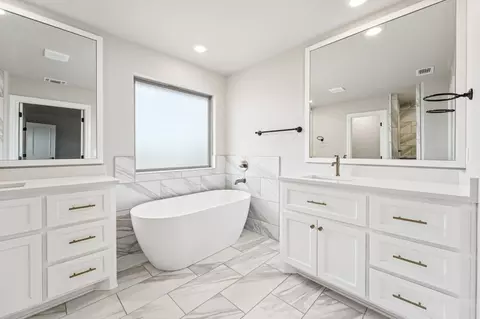 Bath - 2920 E Northampton St, Broken Arrow, OK 74014 photo 2 of 15