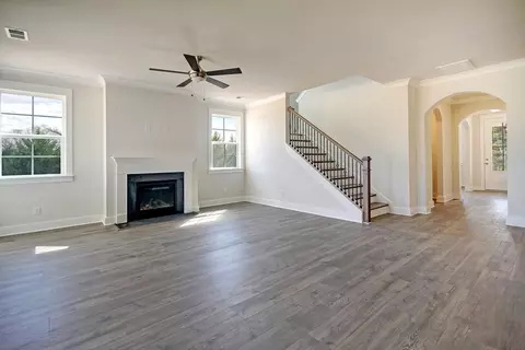Living - 100 E South 7th St, Seneca, SC 29678 photo 2 of 4