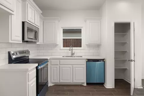 Kitchen - 5402 Moses Loop, Laredo, TX 78046 photo 1 of 2