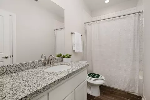 Bath - 5402 Moses Loop, Laredo, TX 78046 photo 3 of 4