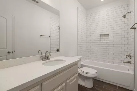 Bath - 5402 Moses Loop, Laredo, TX 78046 photo 2 of 4