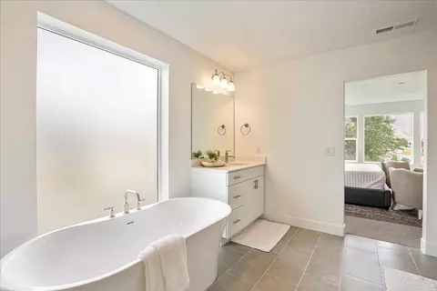 Bath - 76 S Crimson Way, Mapleton, UT 84664 photo 2 of 7