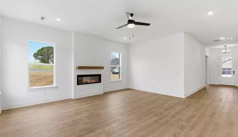 Living - 486 Renley St, Springdale, AR 72762 photo 2 of 3