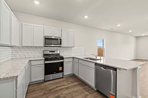 Kitchen - 2018 Starlight St, Angleton, TX 77515 photo 5 of 8