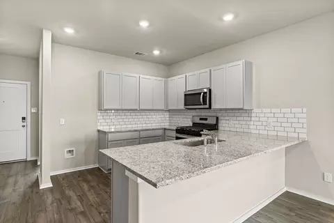 Kitchen - 2018 Starlight St, Angleton, TX 77515 photo 3 of 8