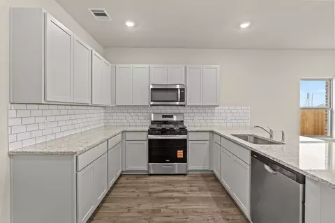 Kitchen - 2018 Starlight St, Angleton, TX 77515 photo 4 of 8