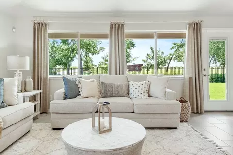 Living - 112 Sweetwater Dr, Commerce, TX 75428 photo 3 of 7