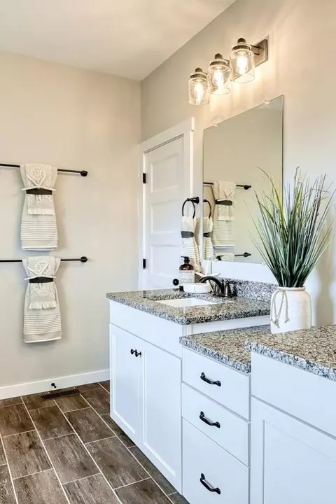 Bath - 1650 Yankeeland Ave, Frederick, MD 21702 photo 2 of 56
