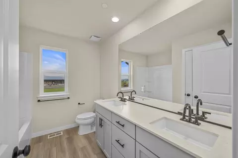 Bath - 2109 Maple St, Wenatchee, WA 98801 photo 3 of 6