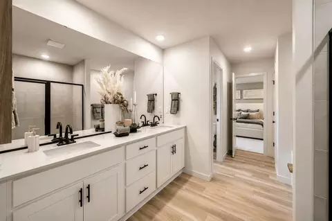 Bath - 2109 Maple St, Wenatchee, WA 98801 photo 5 of 6
