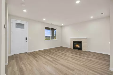 Living - 2109 Maple St, Wenatchee, WA 98801 photo 2 of 8