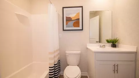Bath - 6813 Elden Dr, Indianapolis, IN 46221 photo 3 of 6