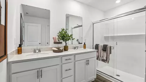 Bath - 6813 Elden Dr, Indianapolis, IN 46221 photo 1 of 6
